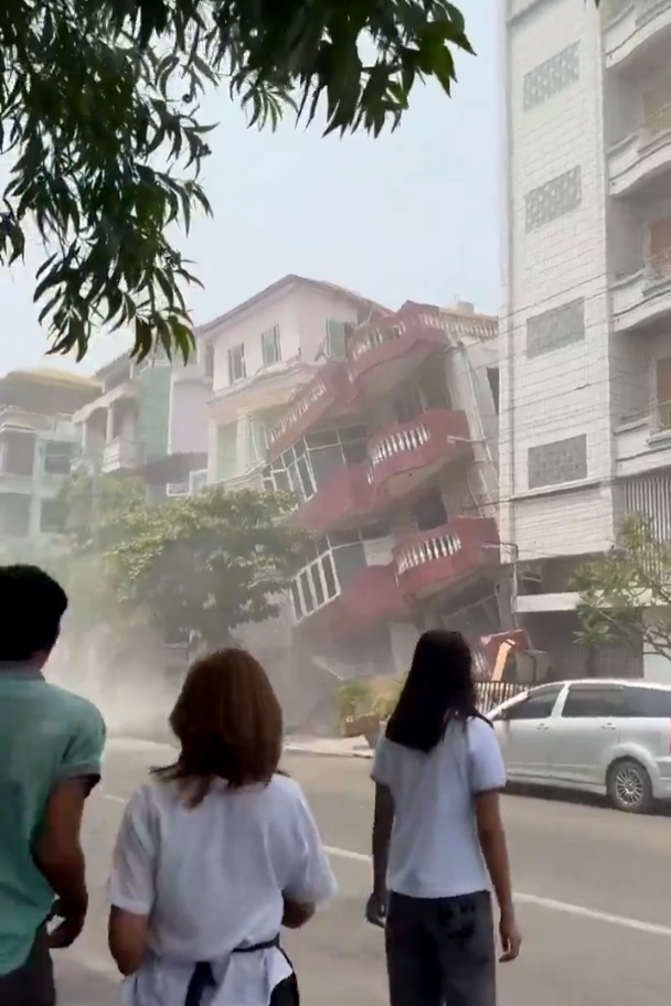 地震发生后,缅甸曼德勒地区一栋建筑倒塌。
