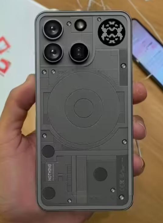 Nothing Phone (3) 真机曝光,透明背板+小面积圆形数显矩阵屏