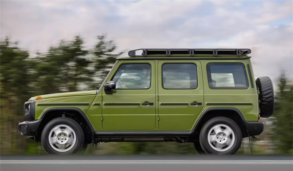 老款外观搭配新款内饰!奔驰发布“翻新版”大G致敬经典车型