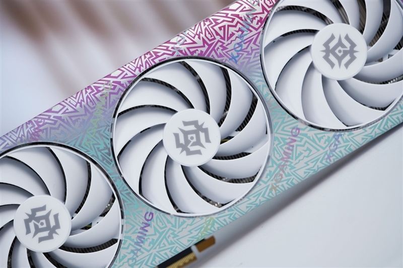 索泰RTX 5060 XGAMING OC显卡评测:不只有潮流设计 性能做工也是同级最强
