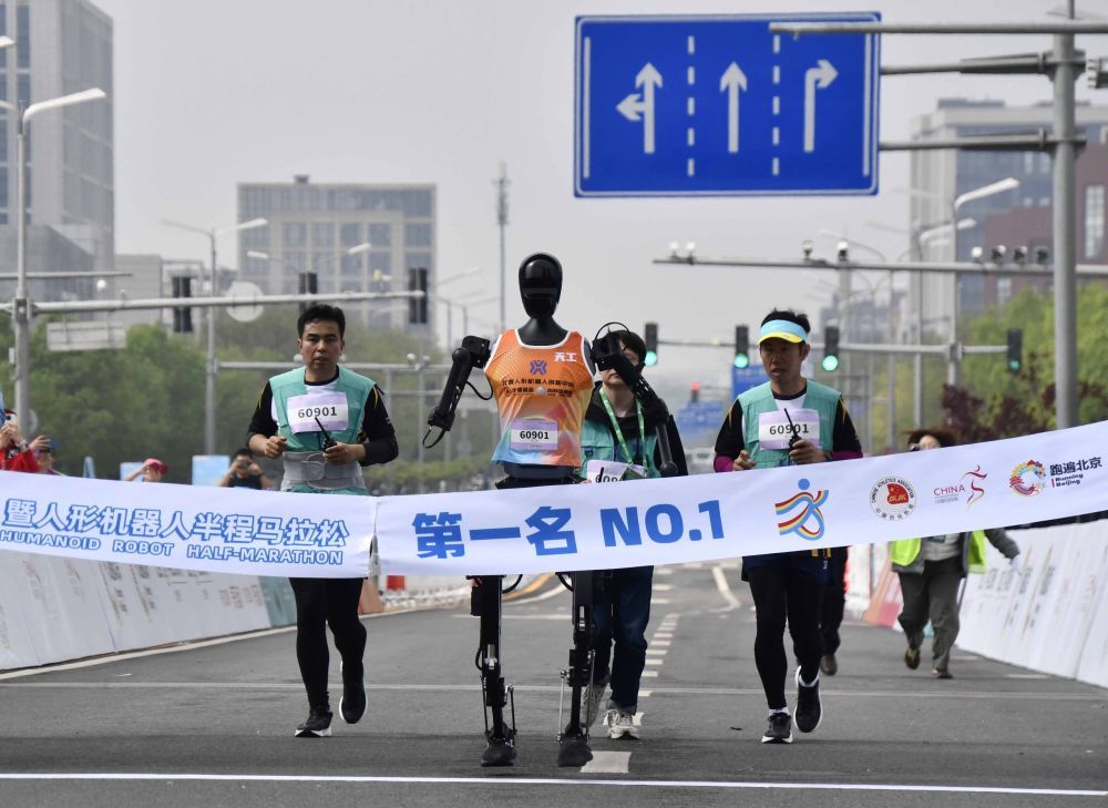 4月19日，在2025北京亦庄半程马拉松暨人形机器人半程马拉松比赛上，天工队选手天工Ultra冲向终点。新华社记者 李欣 摄