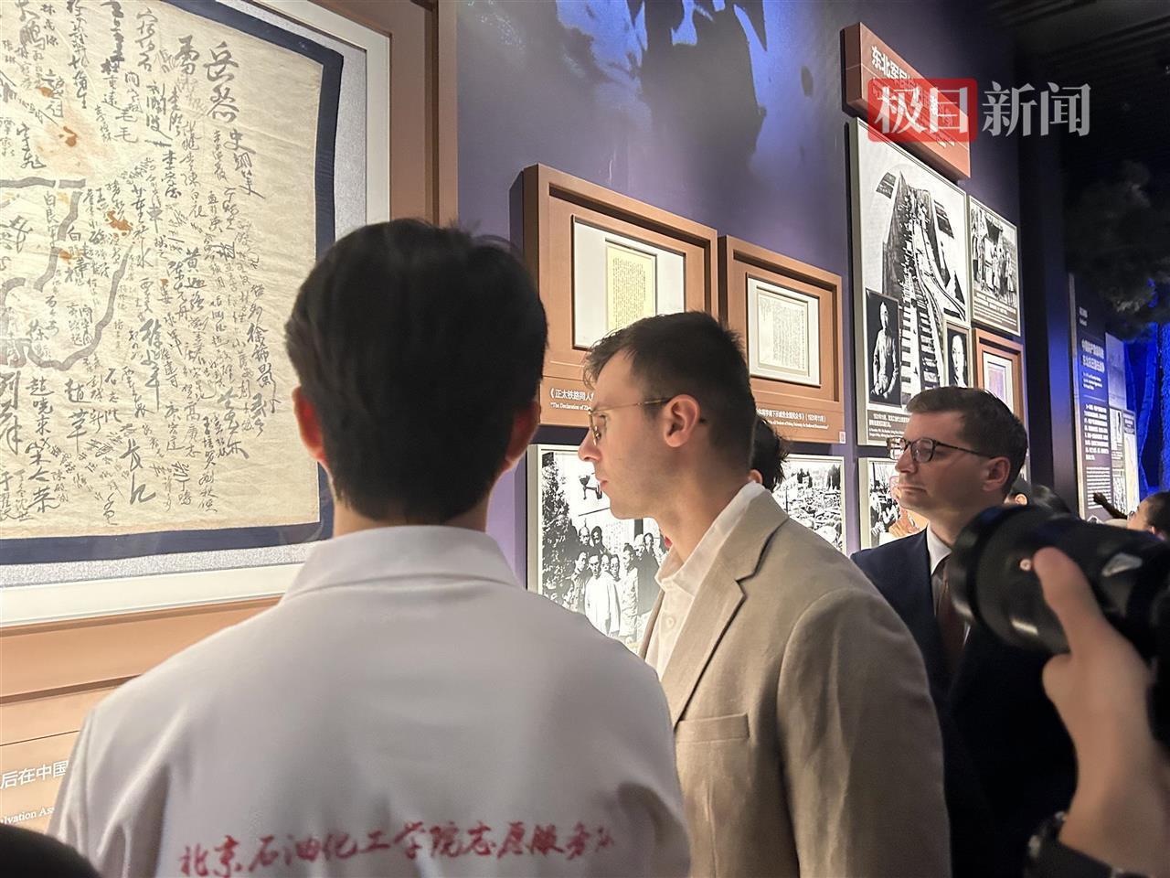 马库斯一行人在中国人民抗日战争纪念馆参观