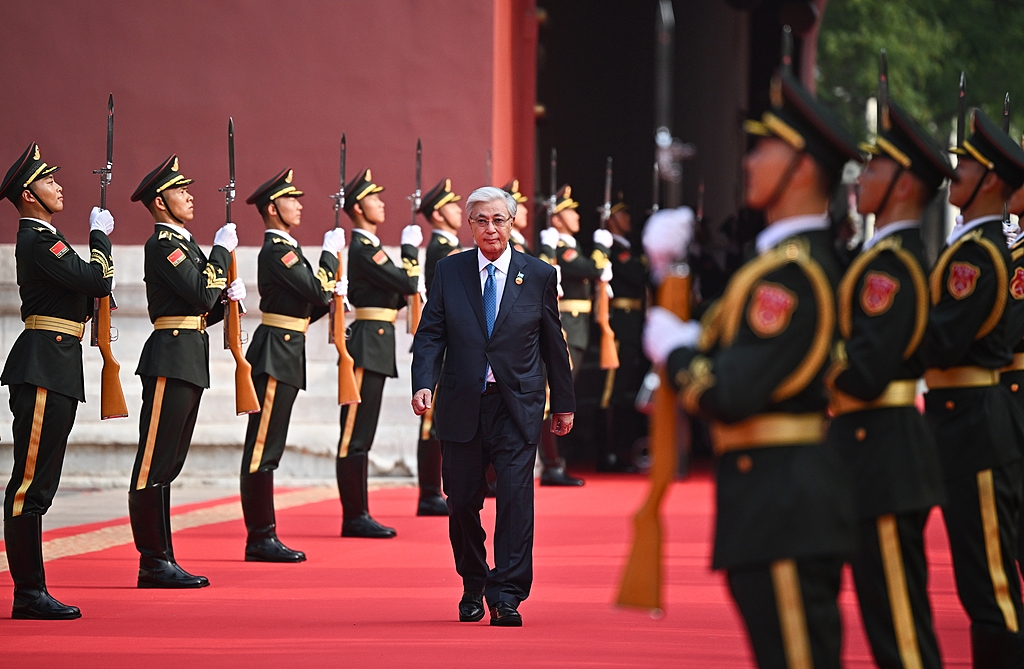 托卡耶夫出席中国人民抗日战争暨世界反法西斯战争胜利80周年纪念活动