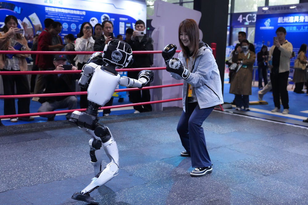 ↑ 11月6日,观众在2025年世界互联网大会“互联网之光”博览会现场体验与宇树科技G1机器人“格斗”。新华社记者 黄宗治 摄