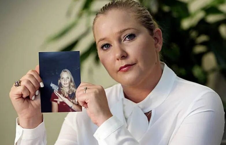 ·朱弗雷拿着自