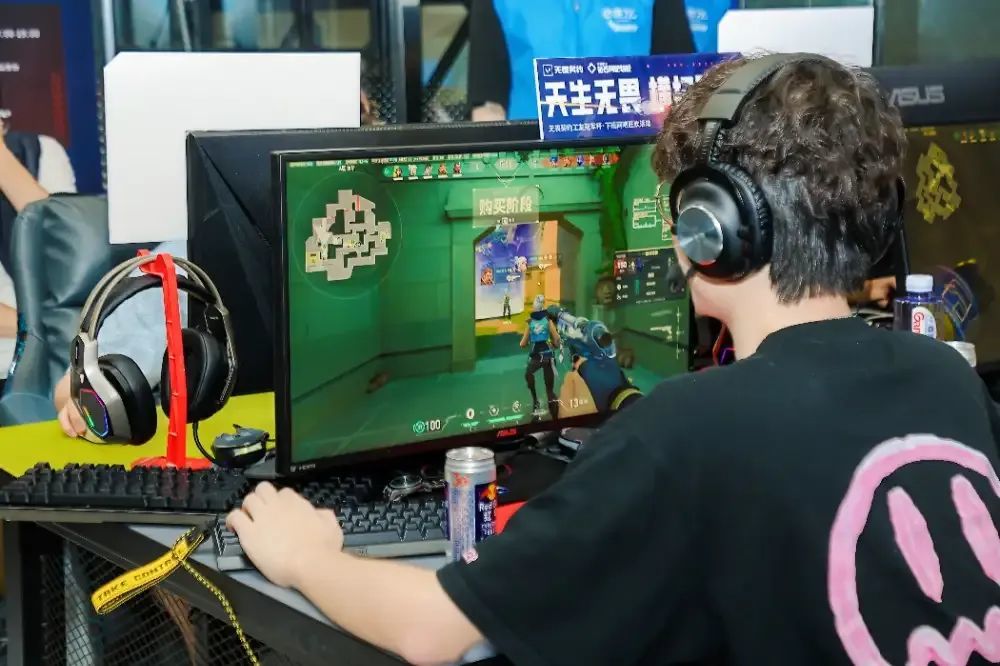 〓 在网吧里“打瓦”的年轻工友