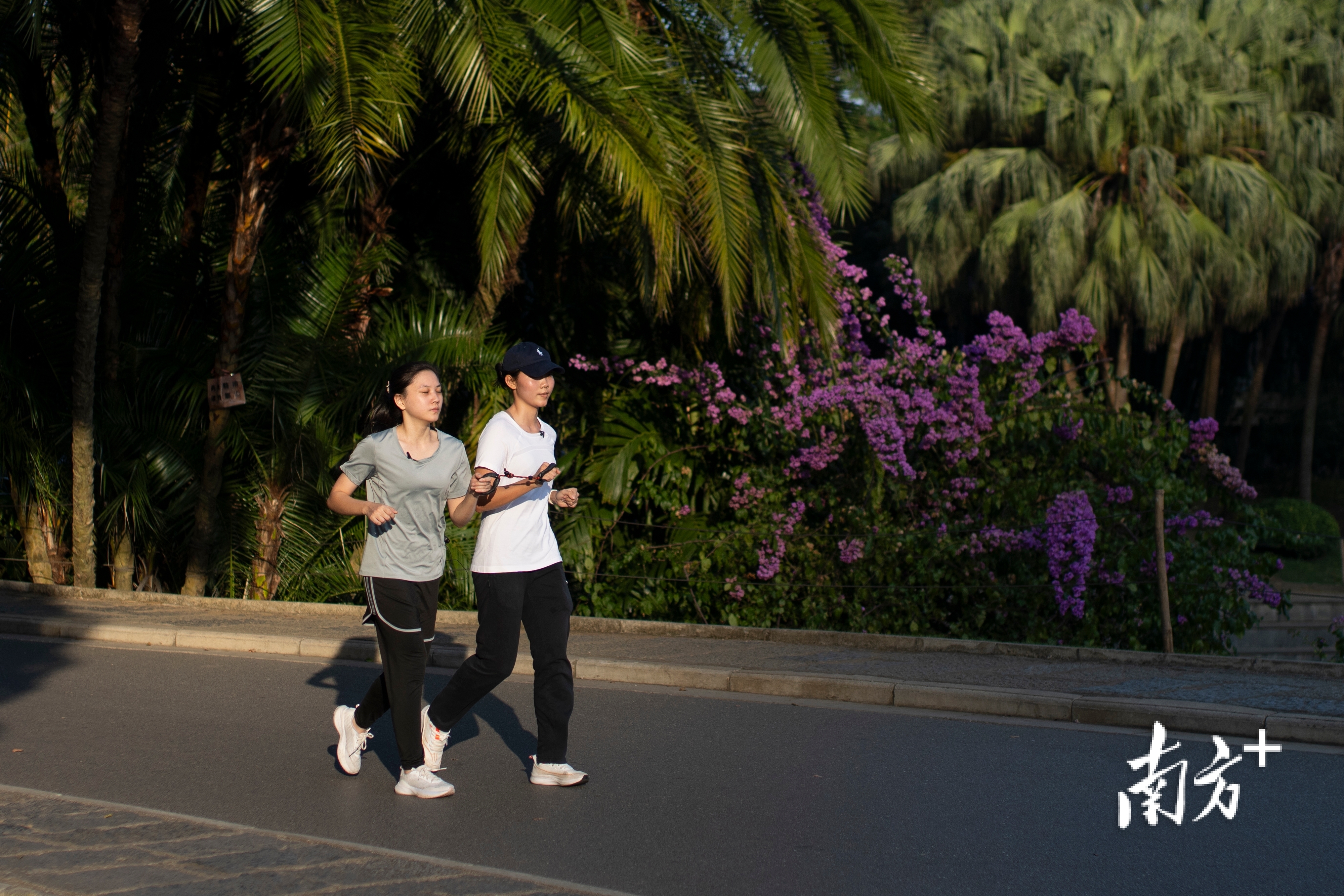 广西柳州,杨晓婷与引导员魏静进行跑步训练。