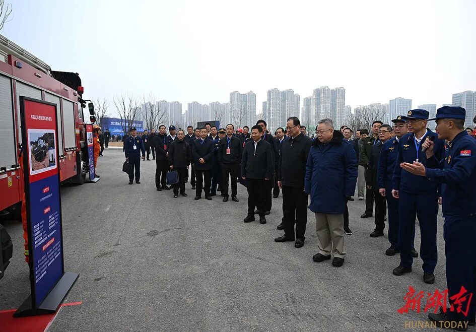 12月20日,沈晓明、毛伟明一行察看应急装备展示。