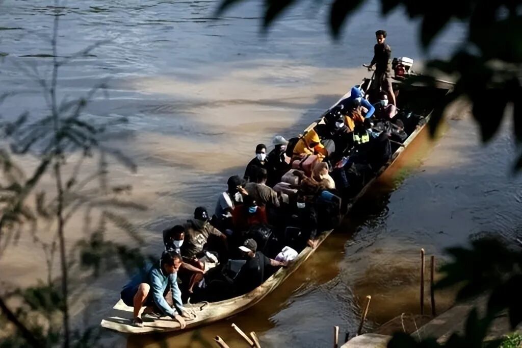 ◆KK园区的部分电诈分子坐船逃往莫艾河对面的泰国。