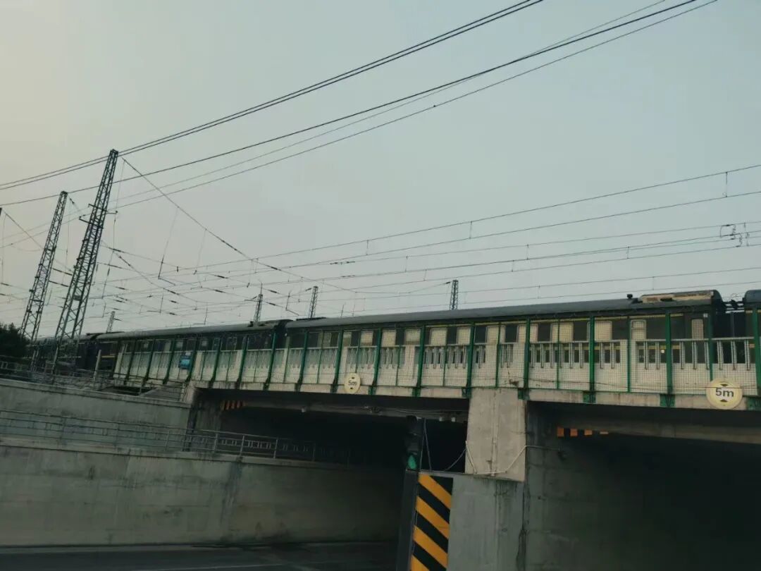 过路的火车。(图/花花拍摄)