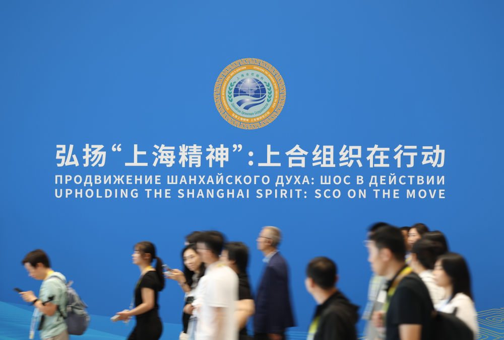 8月28日，媒体记者陆续抵达2025年上海合作组织峰会新闻中心。新华社记者 孙凡越 摄