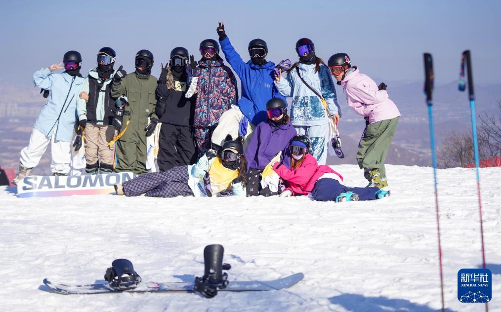 2025年11月22日，滑雪爱好者在吉林市中旅松花湖度假区合影留念。新华社记者颜麟蕴摄