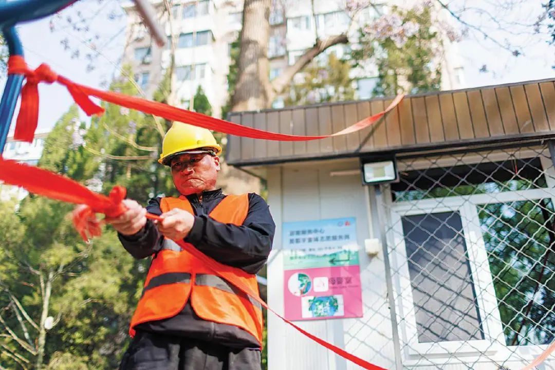4月10日，团结湖公园，鲁全明正在工作。