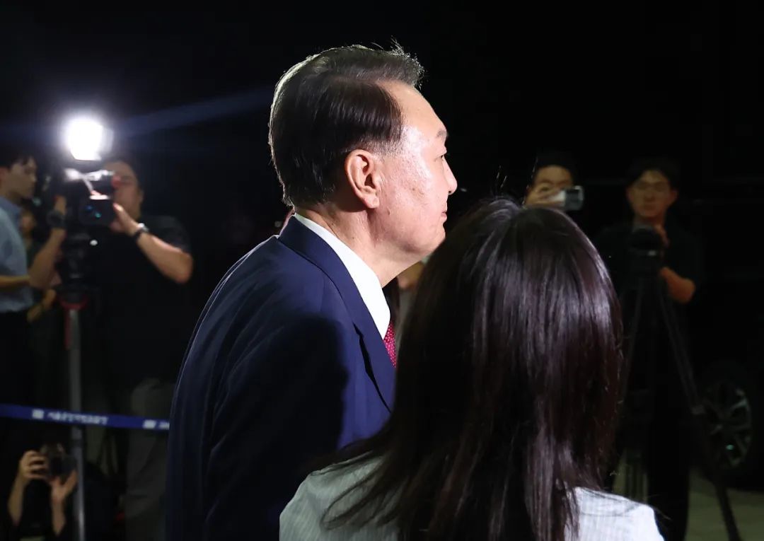 7月5日，韩国首尔，尹锡悦接受内乱案独立检察组传唤调查。图/视觉中国