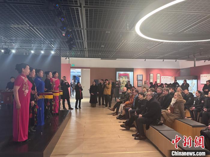 2月7日，多个国家的驻华使节在廊坊观看京东大鼓表演。　赵丹媚 摄
