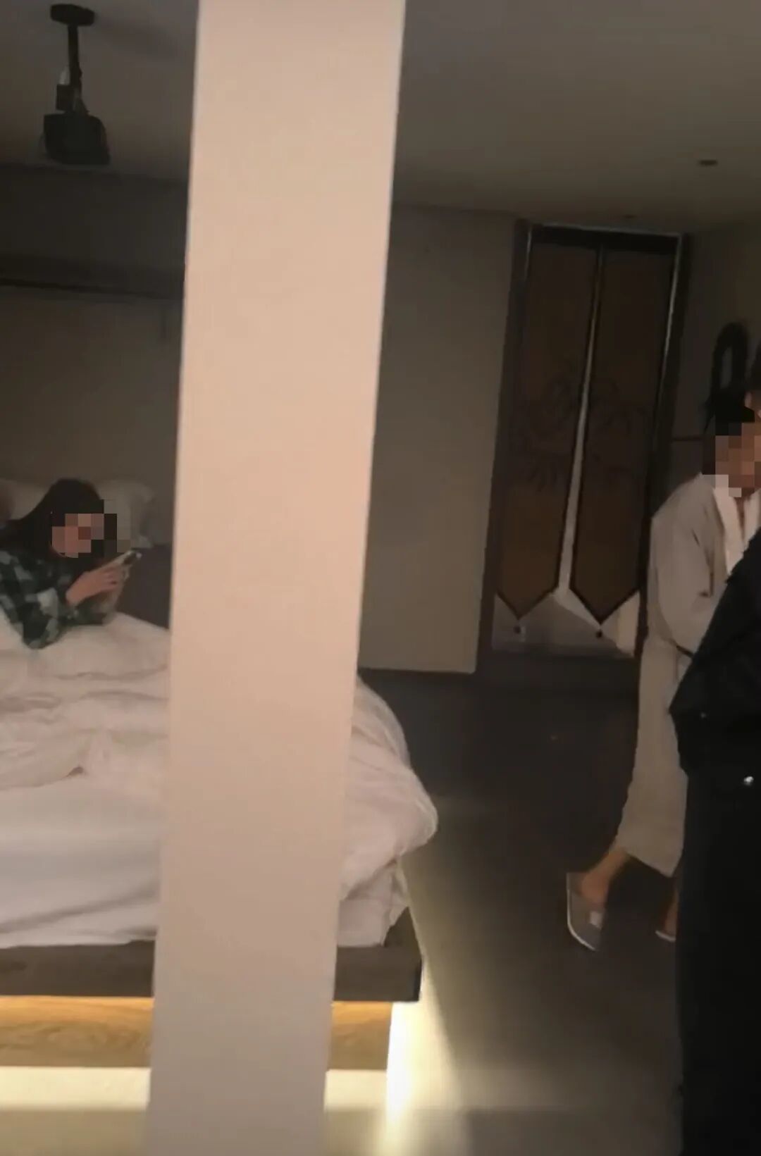 10月8日,张某与该银行女职员对民警称“二人是男女朋友”。(图/受访者提供)