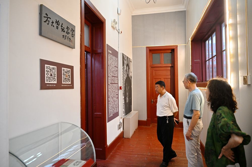 7月24日，孙进柱（中）在方大曾纪念室外向参观者介绍方大曾事迹。新华社记者 牟宇 摄