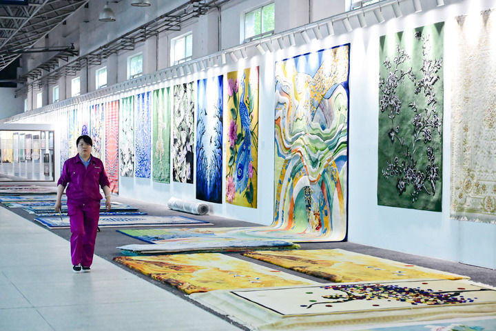 这是在青海西宁市圣源地毯集团有限公司生产车间拍摄的藏毯展示区(2025年7月21日摄)。新华社记者 齐芷玥 摄