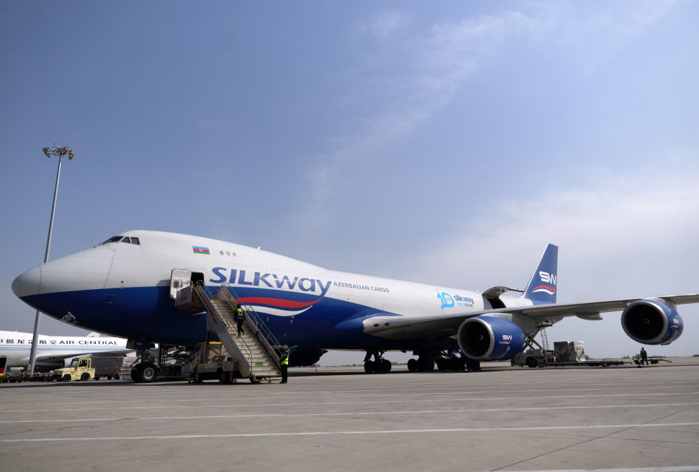 2025年4月2日,，一架阿塞拜疆絲綢之路西部航空公司的貨機(jī)?？吭卩嵵菪锣崌?guó)際機(jī)場(chǎng)停機(jī)坪上。新華社記者 李嘉南 攝