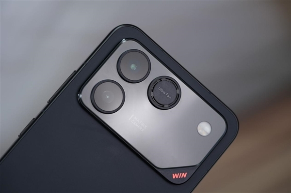 10000mAh巨无霸电池仅2599元起!荣耀WIN RT图赏