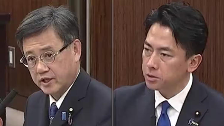 12月4日上午,日本防卫大臣小泉进次郎(右)在参议院听证会上发言。