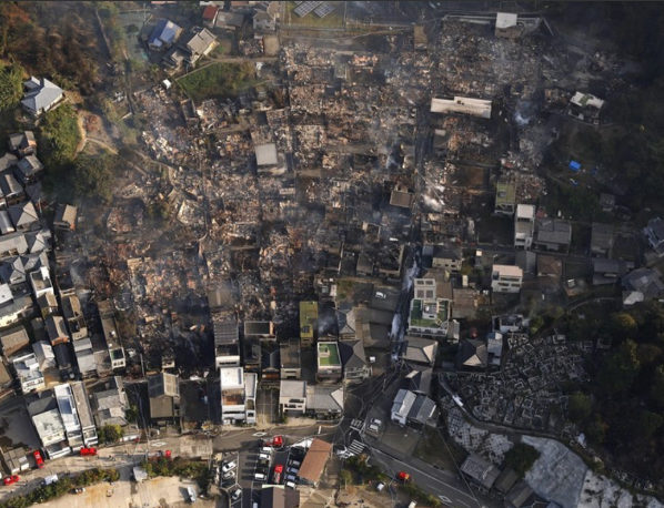 日本大分市火灾发生后的废墟照片。图自日媒