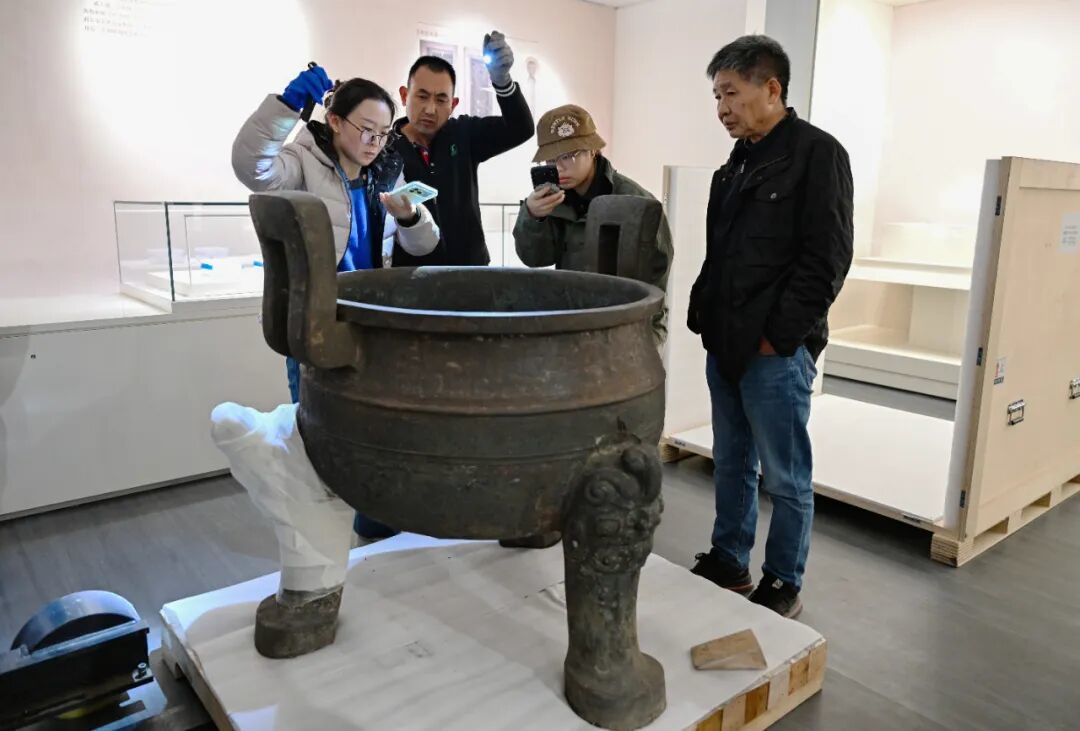 12月11日,文物工作人员查看、登记即将在国家博物馆展览的大镬鼎。安徽日报图