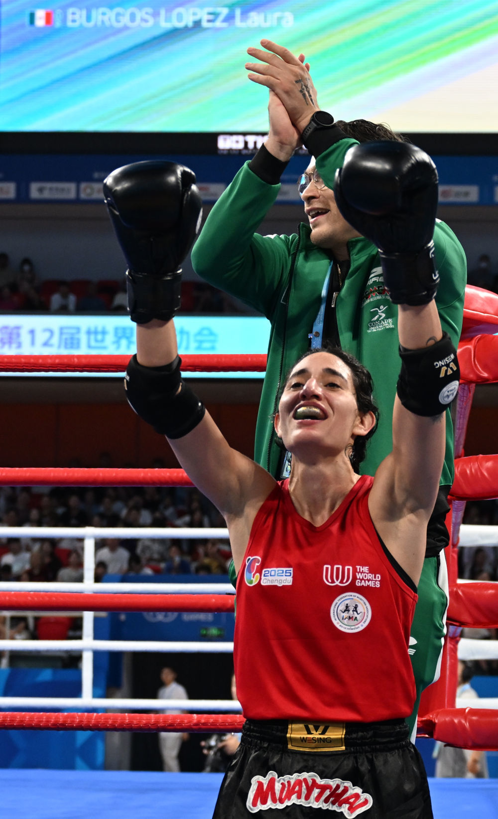 8月10日,墨西哥选手布尔戈斯·洛佩斯(前)在夺得2025年成都世运会泰拳女子48公斤级冠军后庆祝。泰拳起源于泰国,最初是泰民族使用的军事技法,后传入民间,逐渐演变为现代的泰拳运动。