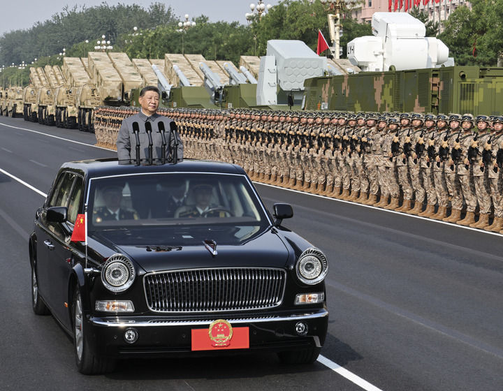 9月3日,纪念中国人民抗日战争暨世界反法西斯战争胜利80周年大会在北京天安门广场隆重举行。这是中共中央总书记、国家主席、中央军委主席习近平检阅受阅部队。新华社记者 李刚 摄