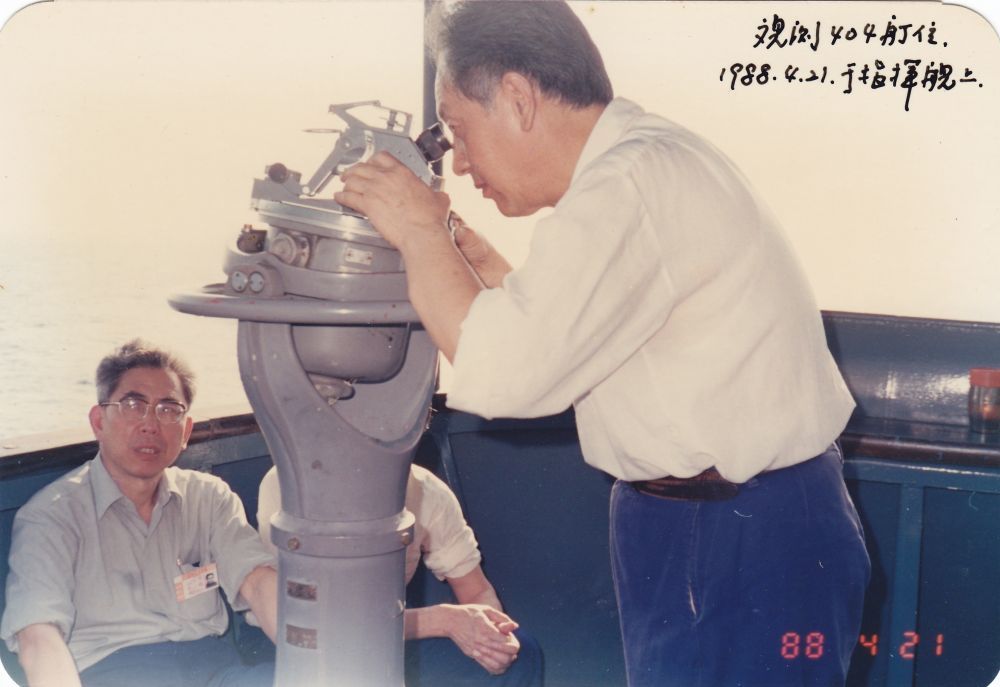 黄旭华（右）在观察某新型核潜艇（1988年4月21日摄）。新华社发