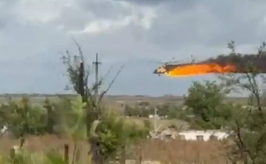 乌克兰军队使用自杀式无人机击中俄军米-8直升机。