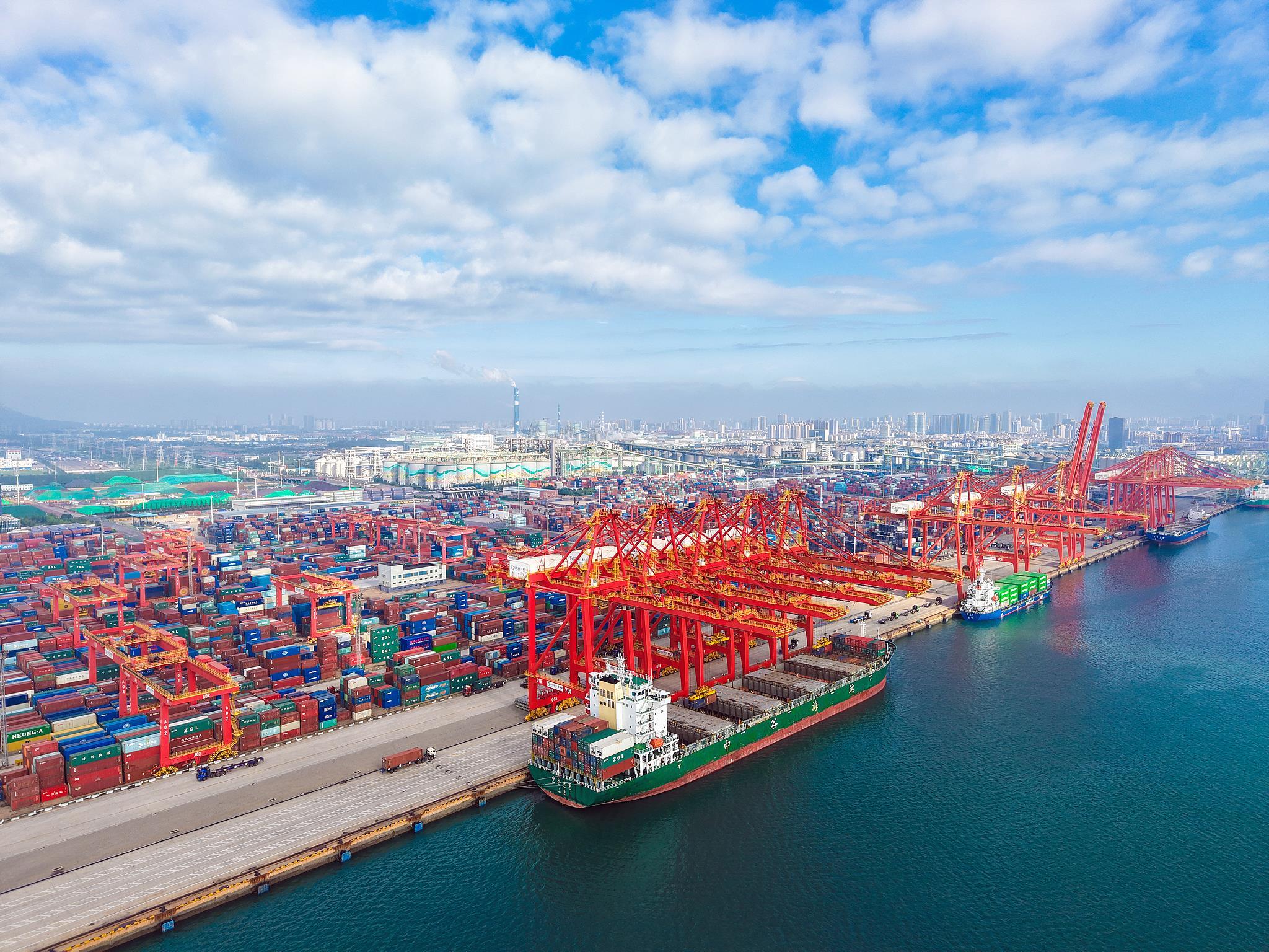 △山东日照港集装箱码头，一派繁忙景象。日照港于2022年突破5亿吨吞吐量，成为全球最年轻的5亿吨级港口。