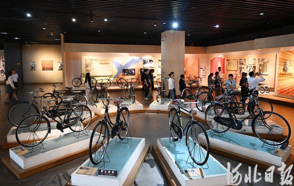 游客在霸州市中国自行车博物馆参观。河北日报资料片