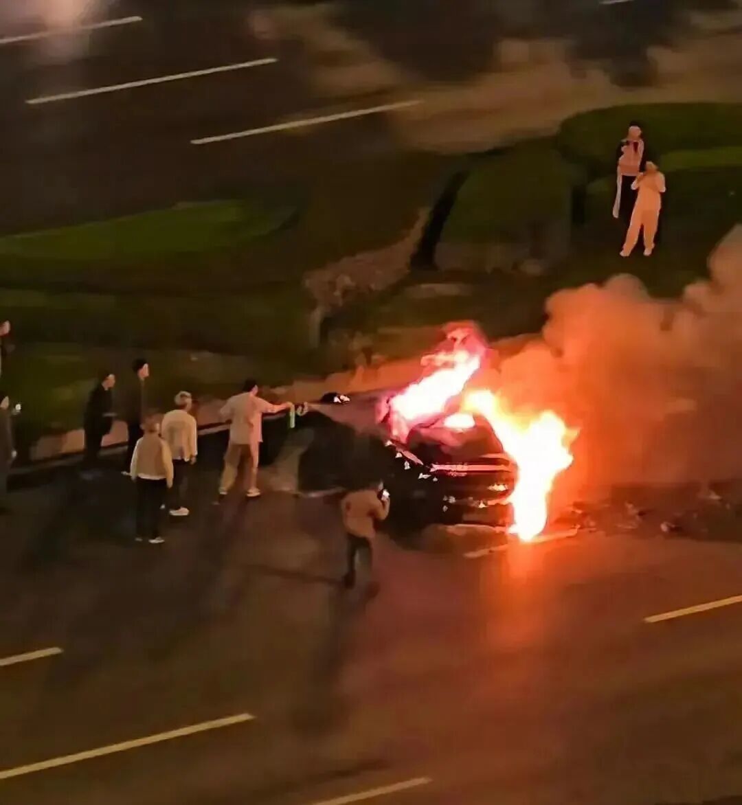 成都天府大道小米SU7 Ultra的涉事现场