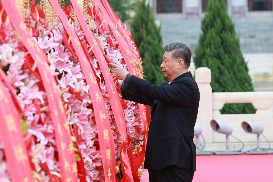 2024年9月30日上午,党和国家领导人习近平、李强、赵乐际、王沪宁、蔡奇、丁薛祥、李希、韩正等来到北京天安门广场,出席烈士纪念日向人民英雄敬献花篮仪式。这是习近平整理花篮上的缎带。新华社记者王晔摄