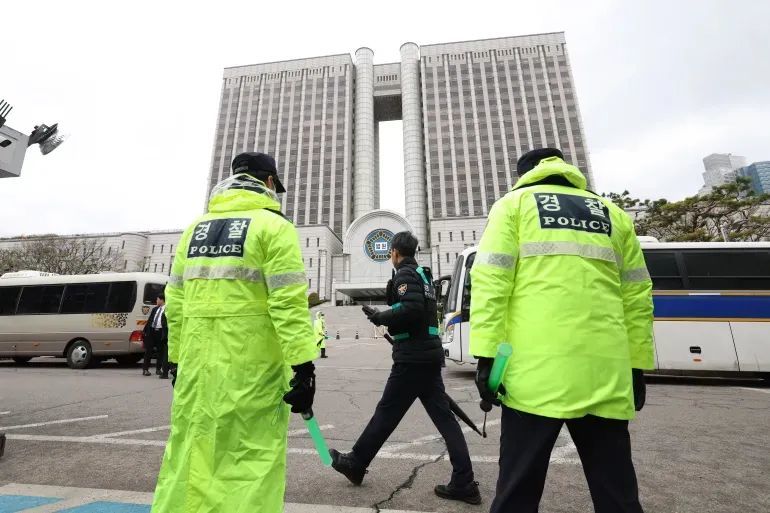 ◆4月14日,首尔中央地方法院入口处严阵以待的警力。