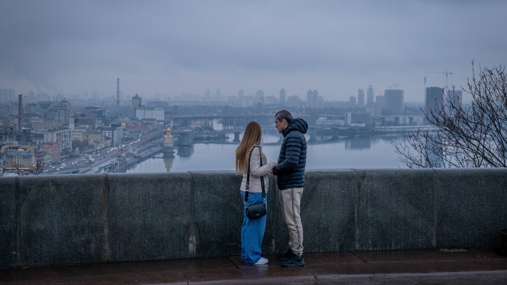 当地时间2025年12月1日,乌克兰基辅,一对夫妇站在桥上。视觉中国 图