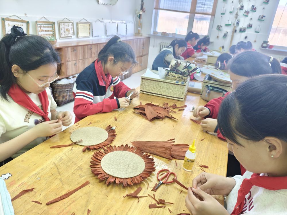 内蒙古林西县统部小学的学生正在制作玉米皮粘贴画。（受访者供图）