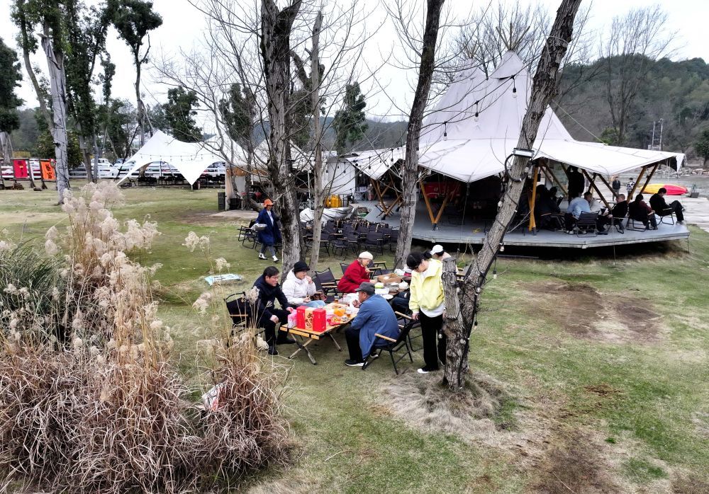3月16日,游客在浙江省金华市武义县下岭头村云在兮露营基地游玩(无人机照片)。新华社发(张建成摄)