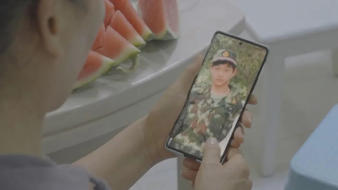 郭献珍看儿子以前照片