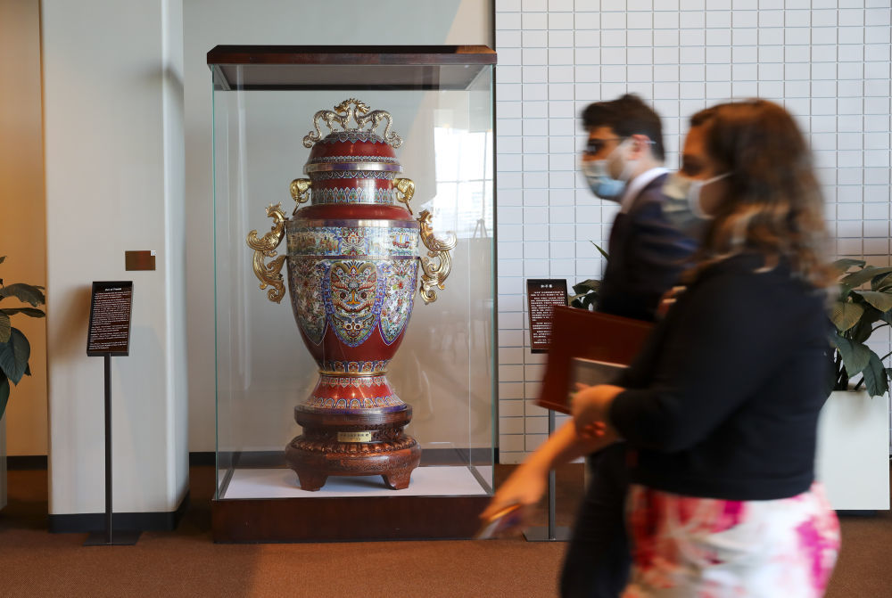 这是2021年10月21日在纽约联合国总部拍摄的中国政府赠送的“和平尊”。新华社记者 王迎 摄