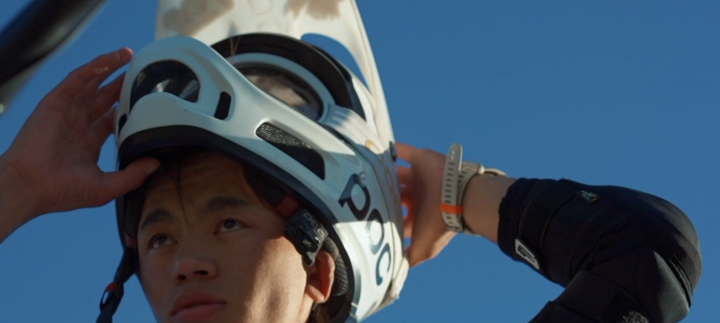 ↑旦增吉美戴上头盔准备骑车速降