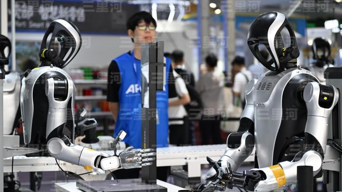 资料图：两台产业机器人展示流水线生产场景。 中新社记者 王刚 摄