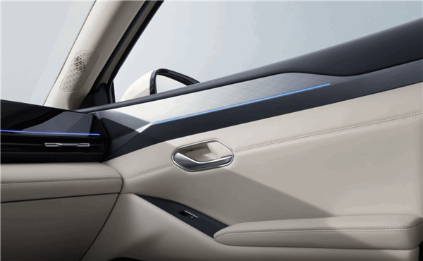 半价特斯拉Model 3国产平替选手!比亚迪秦L EV上市:11.98万起