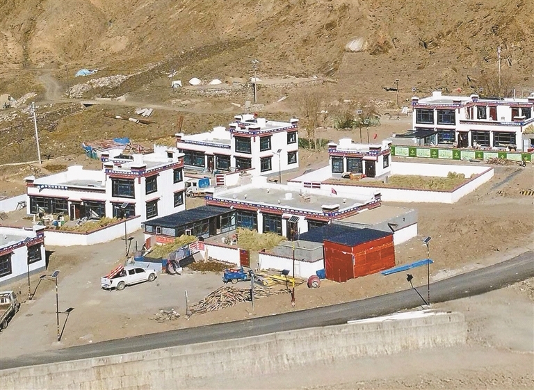 图为日喀则市定日县长所乡古荣村的灾后重建新居一角。本报记者 卓玛七林 摄