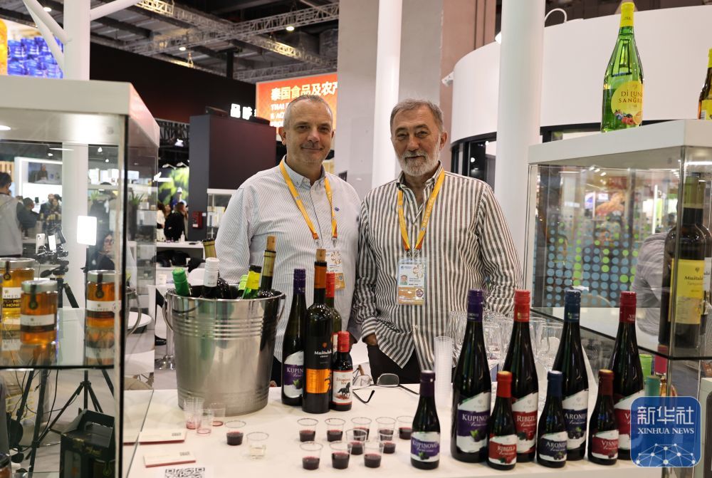 ↑ 11月7日在第八届进博会农食产品展区拍摄的来自塞尔维亚的酒。新华社记者 方喆 摄
