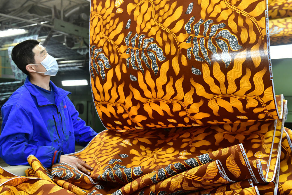 2025年2月25日，在位于山东省滨州市的愉悦家纺有限公司，工作人员在生产出口非洲的布匹。新华社记者 郭绪雷 摄