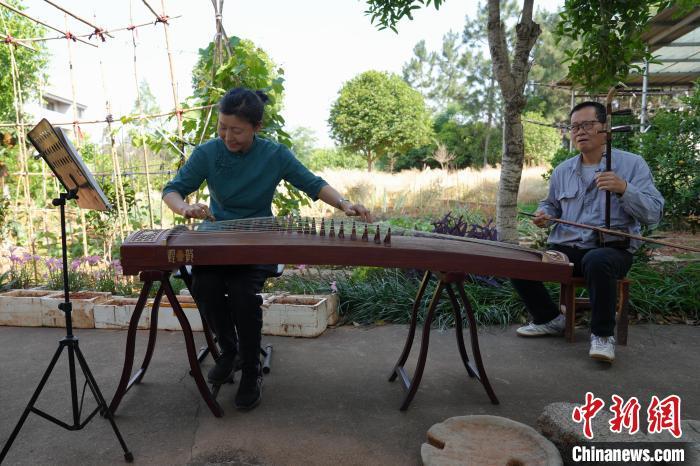 5月13日，在自家后院，苏原庆与刘保芳合奏《渔舟唱晚》。　 中新社记者 马芙蓉 摄