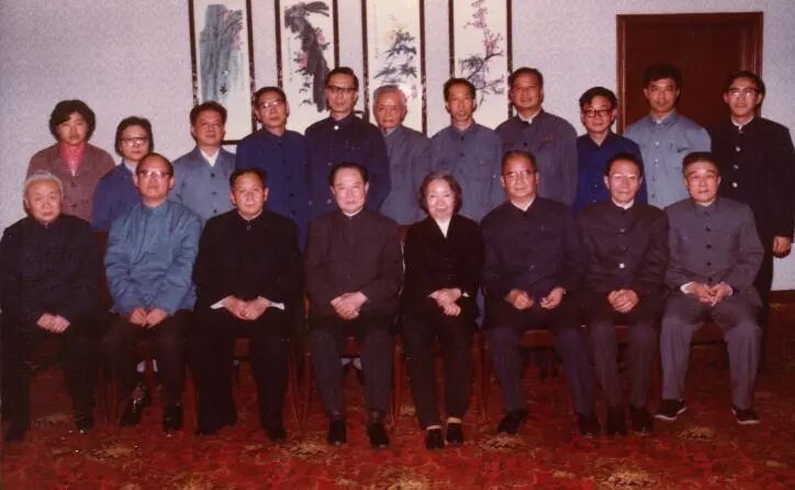 1983年10月,谭其骧在上海主持《肇域志》工作会议,与汪道涵市长、谢希德校长等合影。(前排右三谭其骧、右四谢希德、右五汪道涵,后排右一葛剑雄)