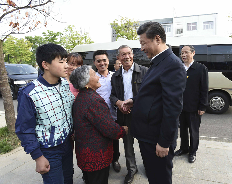 △ 2016年4月25日，习近平总书记在安徽省滁州市凤阳县小岗村看望当年“大包干”带头人严金昌（右三）一家。